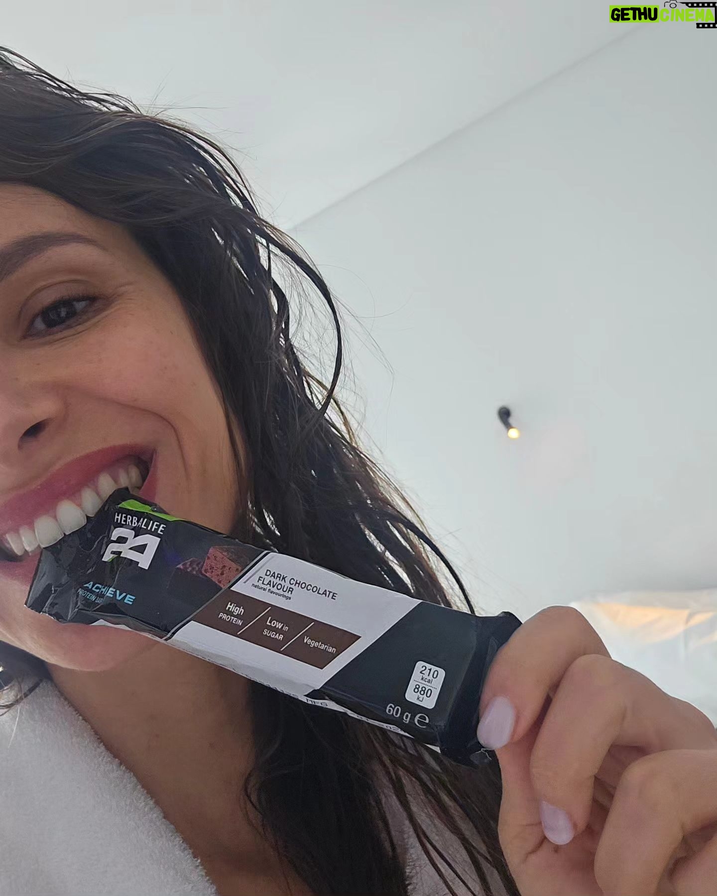 Mariana Monteiro - 3 Likes - A vida é uma correria, mas nesse corre corre, há que escolher bem com quem partilhamos cada segundo.
Vim ao Porto em modo express---> o que me dá sempre a sensação de saborear tudo pela metade.
Porque queria sempre poder ter estado com mais gente e porque gostava de aproveitar e viver mais a cidade que me viu nascer.
Ainda assim, cada vez mais, tento que no meio da loucura da minha agenda, haja espaço para os Meus!
Viva à amizade!!! E Biba ó Porto!!!
Por estadias mais longas nesta cidade!!