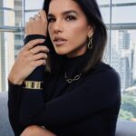 Mariana Rios Instagram - Acho incrível o poder dos acessórios e, por isso, sempre aposto nos acessórios da @moranaoficial ✨Eles transformam o pretinho básico naquele visual cheio de estilo. Conta pra mim, você também usa desse truque de styling pra elevar a sua produção?