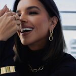 Mariana Rios Instagram - Acho incrível o poder dos acessórios e, por isso, sempre aposto nos acessórios da @moranaoficial ✨Eles transformam o pretinho básico naquele visual cheio de estilo. Conta pra mim, você também usa desse truque de styling pra elevar a sua produção?