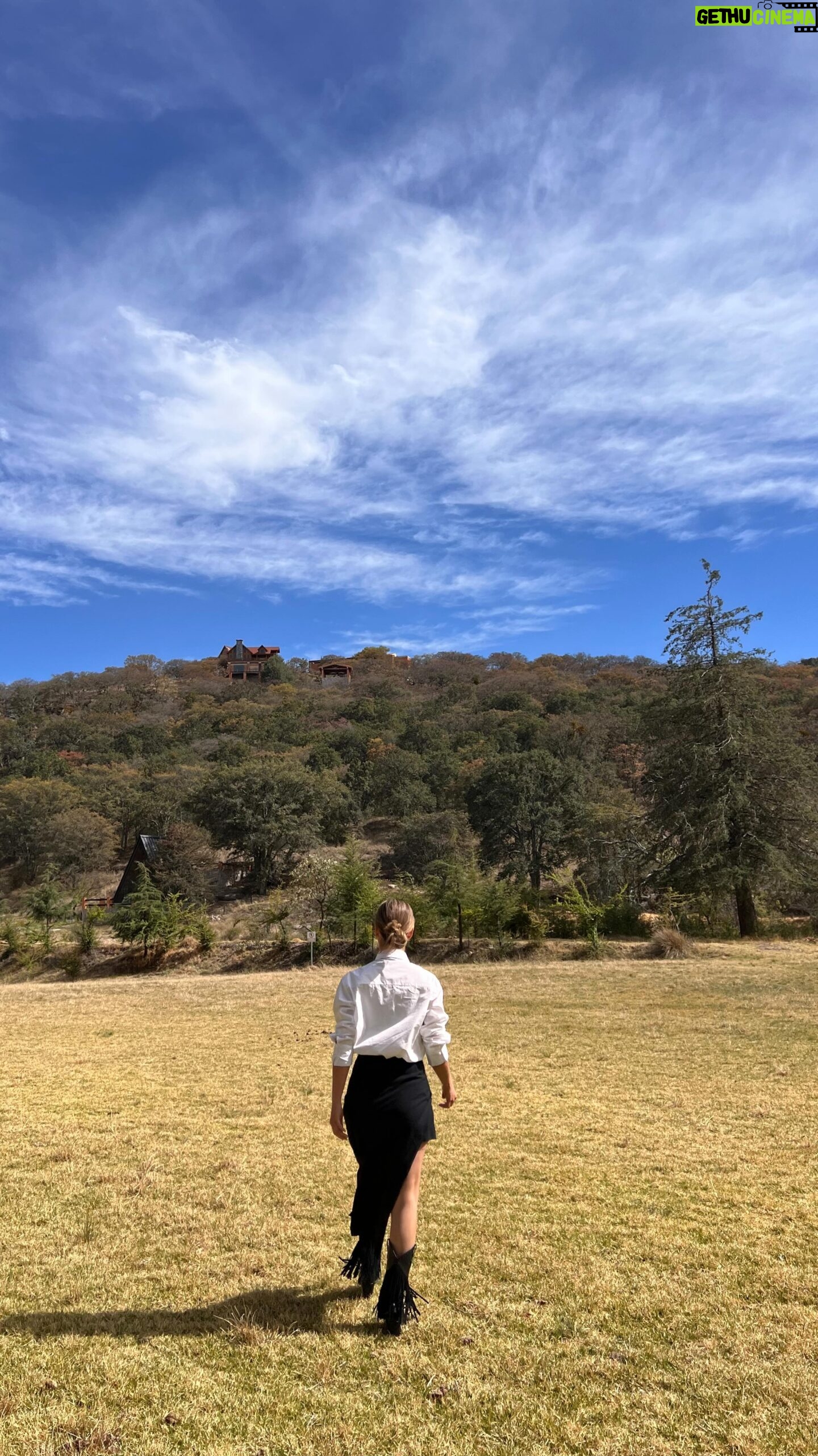 Mariana Torres Instagram - Hace unos días gozamos en este bello lugar , se los recomiendo totalmente !! Gracias @serramonte_cabana por estos días de naturaleza y familia !!! 💚
