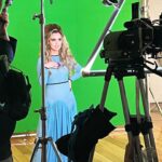 Mariana Torres Instagram - El día de hoy , vuelve el terror de la hora marcada a @vix !! La hora marcada regresa 35 años después de su versión original. El proyecto logró tener a los mexicanos al filo de su sillón con historias que abordan lo que sucede antes de que llegue el momento justo de la muerte de alguno de sus personajes. En la primera entrega directores como Guillermo del Toro, Alfonso y Carlos Cuarón, y Emmanuel Lubezki estuvieron al frente de algunos episodios. Un honor ser parte de este proyecto , disfrute mucho hacer a Madame Veronique .