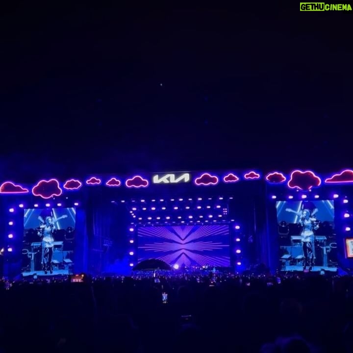 Mariana Torres Instagram - Una locura estos 2 días de Emblema , la pasé increíble !!! Wowwww los escenarios , los artistas , la logística del evento , todo !!!! Una gozada gracias @gnpseguros por la invitación , recuerden que si son clientes Gnp (seguro de vida , de auto, etc…) bajen la app y en la sección de beneficios “soy cliente Gnp” , chequen todas las sorpresas que Gnp tiene para ti en este año 🙌🏻 #SoyClienteGNP #Viviresincreíble