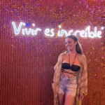 Mariana Torres Instagram - Una locura estos 2 días de Emblema , la pasé increíble !!! Wowwww los escenarios , los artistas , la logística del evento , todo !!!! Una gozada gracias @gnpseguros por la invitación , recuerden que si son clientes Gnp (seguro de vida , de auto, etc…) bajen la app y en la sección de beneficios “soy cliente Gnp” , chequen todas las sorpresas que Gnp tiene para ti en este año 🙌🏻 #SoyClienteGNP #Viviresincreíble