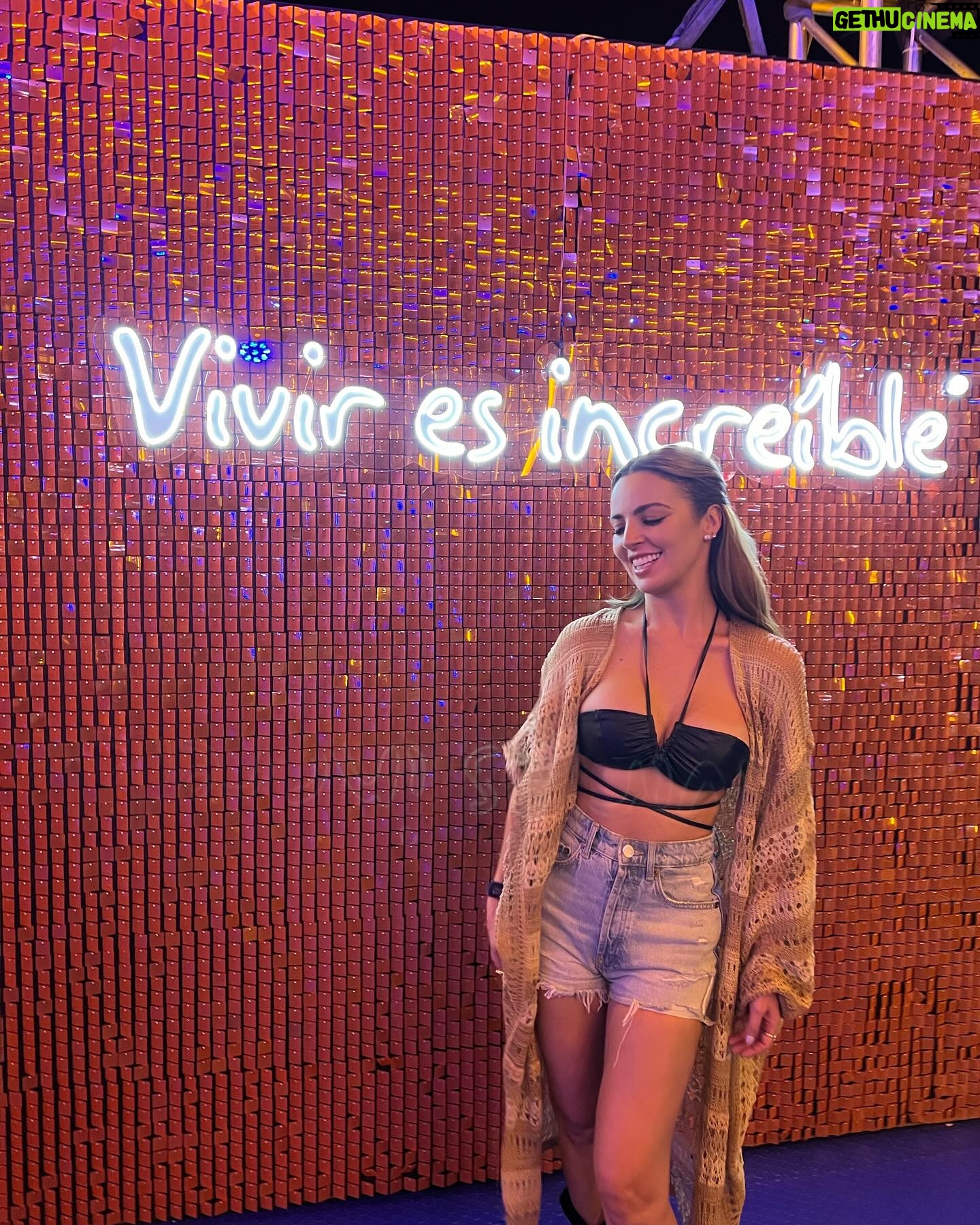 Mariana Torres Instagram - Una locura estos 2 días de Emblema , la pasé increíble !!! Wowwww los escenarios , los artistas , la logística del evento , todo !!!! Una gozada gracias @gnpseguros por la invitación , recuerden que si son clientes Gnp (seguro de vida , de auto, etc…) bajen la app y en la sección de beneficios “soy cliente Gnp” , chequen todas las sorpresas que Gnp tiene para ti en este año 🙌🏻 #SoyClienteGNP #Viviresincreíble