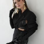 Mariana Torres Instagram - Comienza de nuevo las veces que sean necesarias ✨ Fotografía : @ambrosio_photo Asistente de fotografía : @n0s0ytu Makeup and Hair : @rrrrrrrromero Blazer : @vepe.laboratory Pantalón y top : @makaconceptstore