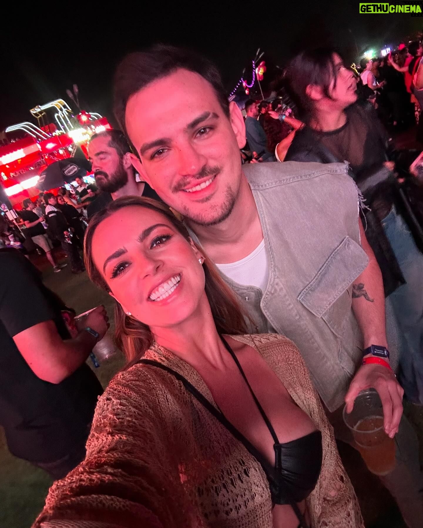 Mariana Torres Instagram - Una locura estos 2 días de Emblema , la pasé increíble !!! Wowwww los escenarios , los artistas , la logística del evento , todo !!!! Una gozada gracias @gnpseguros por la invitación , recuerden que si son clientes Gnp (seguro de vida , de auto, etc…) bajen la app y en la sección de beneficios “soy cliente Gnp” , chequen todas las sorpresas que Gnp tiene para ti en este año 🙌🏻 #SoyClienteGNP #Viviresincreíble