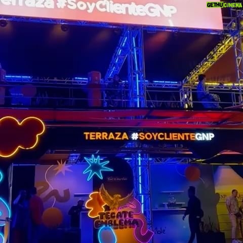 Mariana Torres Instagram - Una locura estos 2 días de Emblema , la pasé increíble !!! Wowwww los escenarios , los artistas , la logística del evento , todo !!!! Una gozada gracias @gnpseguros por la invitación , recuerden que si son clientes Gnp (seguro de vida , de auto, etc…) bajen la app y en la sección de beneficios “soy cliente Gnp” , chequen todas las sorpresas que Gnp tiene para ti en este año 🙌🏻 #SoyClienteGNP #Viviresincreíble