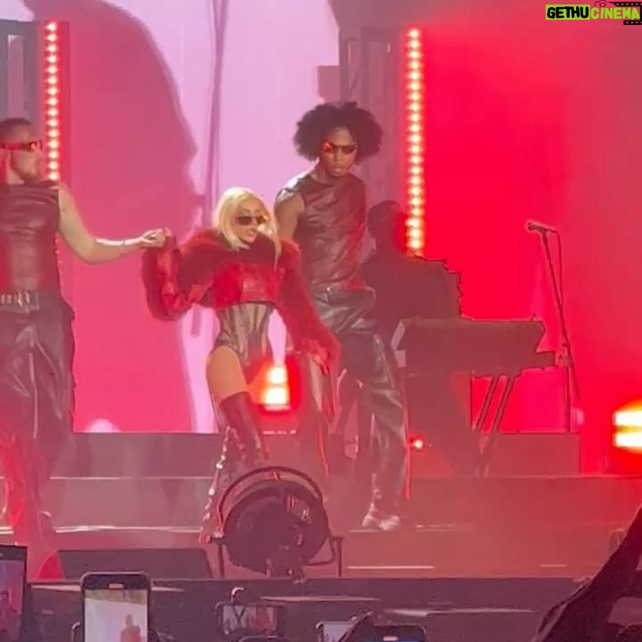 Mariana Torres Instagram - Una locura estos 2 días de Emblema , la pasé increíble !!! Wowwww los escenarios , los artistas , la logística del evento , todo !!!! Una gozada gracias @gnpseguros por la invitación , recuerden que si son clientes Gnp (seguro de vida , de auto, etc…) bajen la app y en la sección de beneficios “soy cliente Gnp” , chequen todas las sorpresas que Gnp tiene para ti en este año 🙌🏻 #SoyClienteGNP #Viviresincreíble