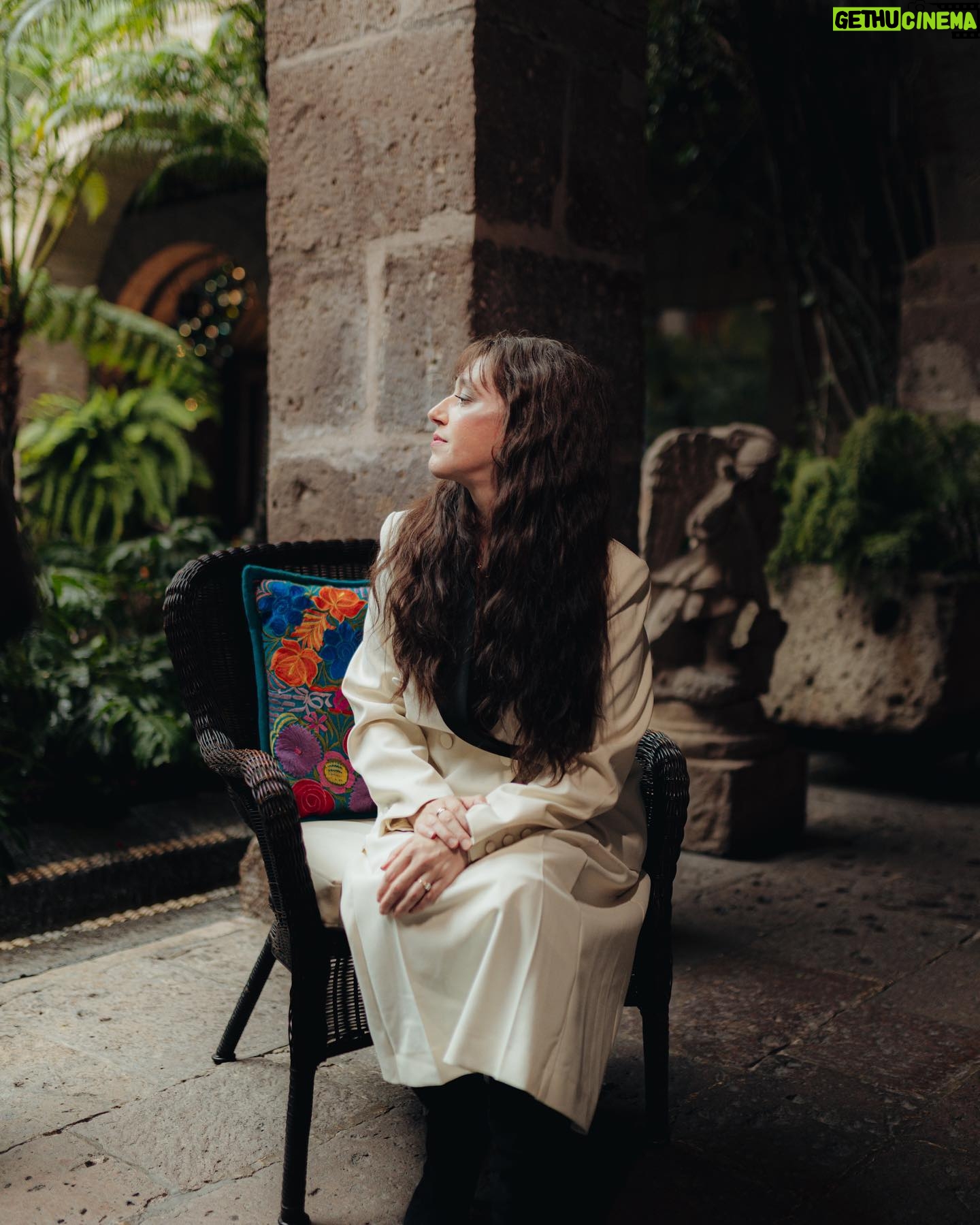Mariana Treviño - 15.1K Likes - Días de promoción :) 💫✨🤍
#elsabordelanavidad 🍒
#ventanarosa
@thelemonstudios
@vix
@claudiepierlot
@cosstores
@granvia.mx
@philipppleinofficial
Styling @josepe_luis
Makeup @ger.parra
Peinado: @lisallende