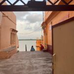 Mariana Treviño Instagram - Varanasi 💙 Uno siempre quiere volver ahí. Volver para no volver. Sagrada ribera de Luz que mi alma se impregne por siempre de ti ✨🔱