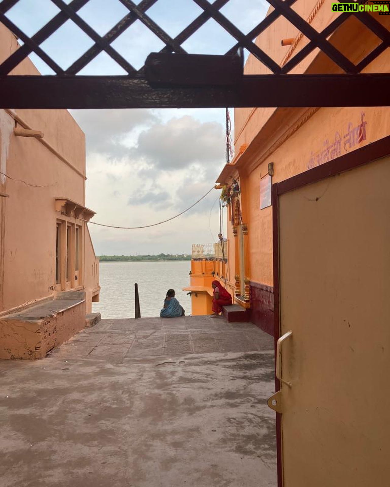 Mariana Treviño Instagram - Varanasi 💙 Uno siempre quiere volver ahí. Volver para no volver. Sagrada ribera de Luz que mi alma se impregne por siempre de ti ✨🔱