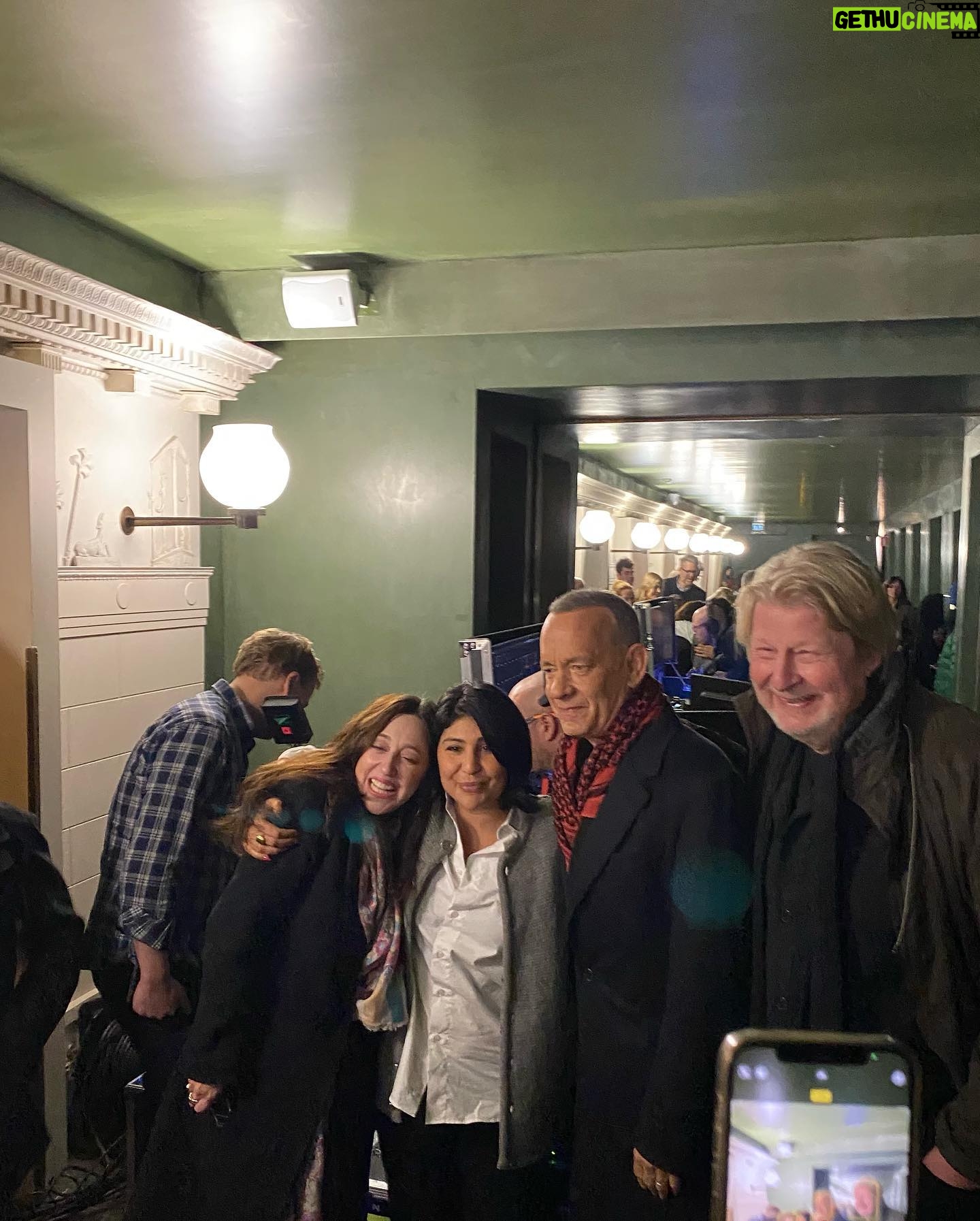 Mariana Treviño Instagram - Stockholm..! ❤️❄️ nos recibió la luz de esa gente tan sencilla y alegre y cálida como una fogata en invierno @amancalledotto ✨so Lovely to meet along Mr. Hanks with Rolf Lassgard and Bahar Pars, Ove and Parvaneh ..! Such sweet honor :)🌟Beautiful Northern Lights..! Thankyou Fredrik and Marc Forster ❤️ for igniting that bonfire where we all get to sit around and warm up🔥 @amancalledotto @sony