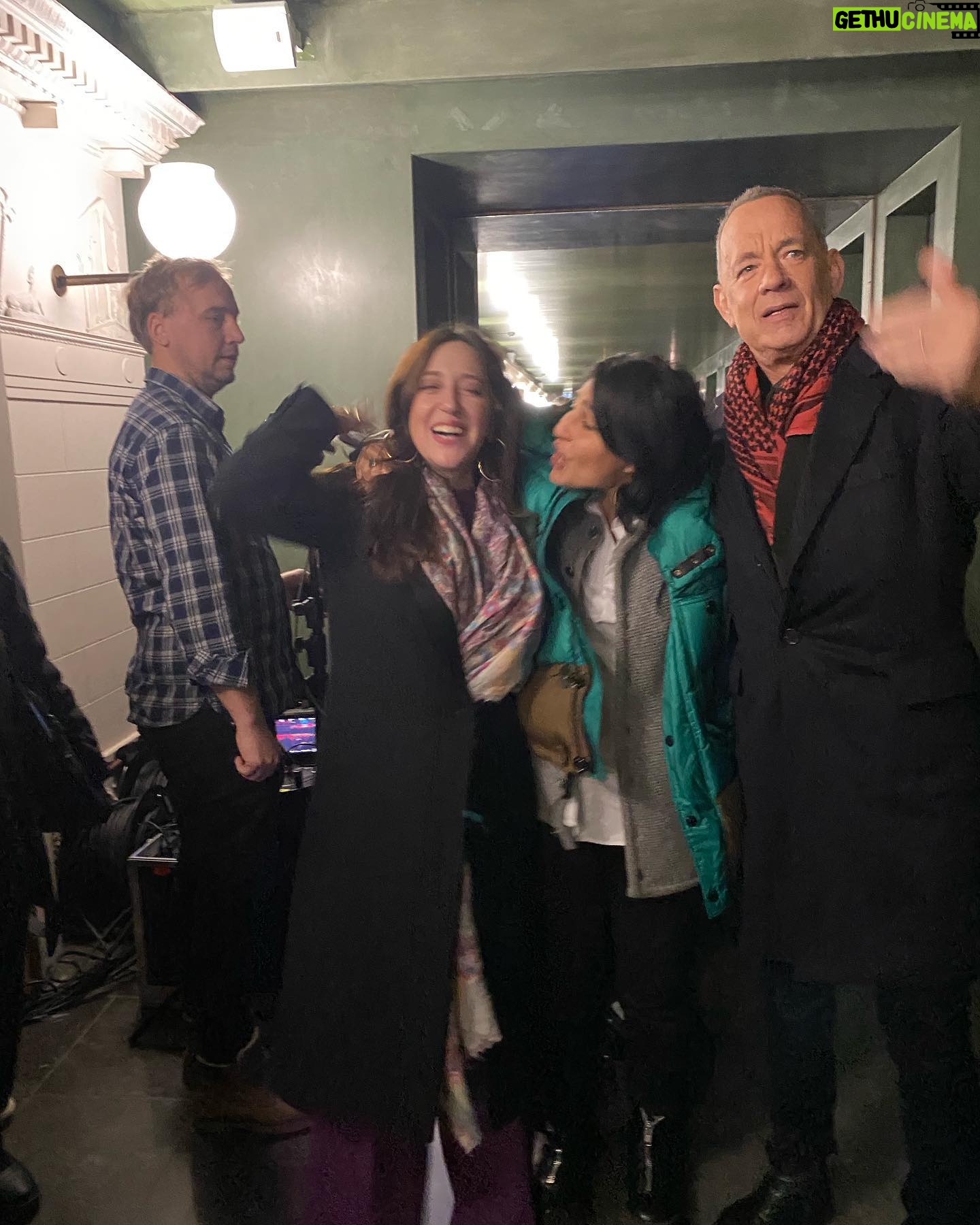 Mariana Treviño Instagram - Stockholm..! ❤️❄️ nos recibió la luz de esa gente tan sencilla y alegre y cálida como una fogata en invierno @amancalledotto ✨so Lovely to meet along Mr. Hanks with Rolf Lassgard and Bahar Pars, Ove and Parvaneh ..! Such sweet honor :)🌟Beautiful Northern Lights..! Thankyou Fredrik and Marc Forster ❤️ for igniting that bonfire where we all get to sit around and warm up🔥 @amancalledotto @sony