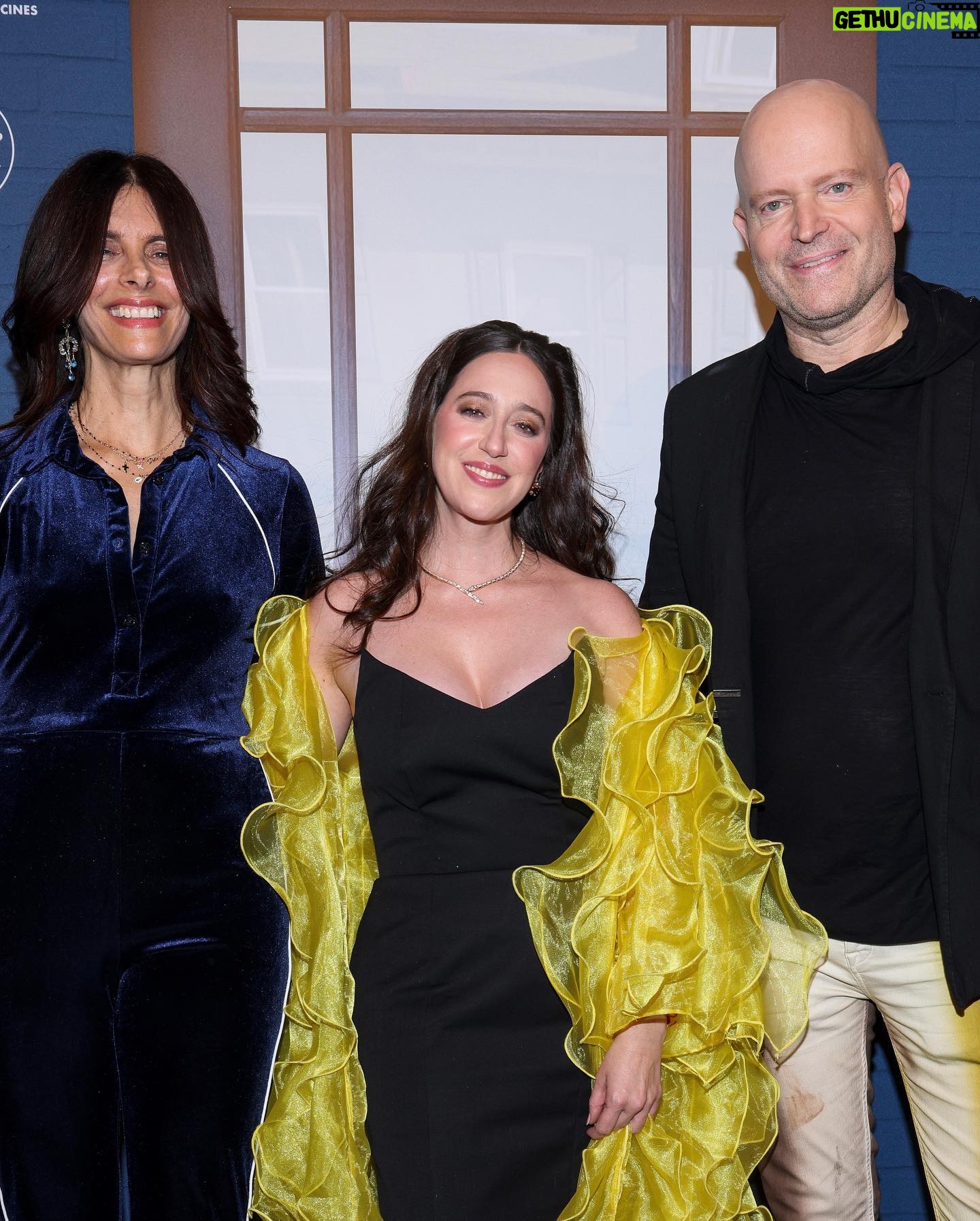 Mariana Treviño - 38.9K Likes - 💛 Premier en Mexico de @amancalledotto :) gracias Sony por la gran noche, alegre y emotiva! 👏🏻💝 gracias a Marc y a Renee por venir a nuestro amado país a convivir con amigos y celebrar desde aquí nuestra hermosa pelicula 💞gracias a toda la prensa por su interés y cariño siempre 😘🙏✨
En cines el 25 de Diciembre ☃️💕
#unvecinogruñón ✨
@sony ✨
@sonypicturesmx ✨
@amancalledotto ✨
PR: @makeitprensa ✨
Fotografía: @eduardoraos✨
Estilismo: @rodrigoaalcantara✨
Look: @raquelorozcog✨
Joyeria: @bvlgari & @swarovski ✨
Maquillaje/peinado: @leonelmakeup @hottoolslatam @mxoriflame✨