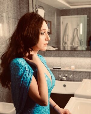 Mariana Treviño Instagram - New York
state of mine 💙✨
By TINA 💘 

Makeup: @tina_turnbow using @dior 
Hair: @seijinyc 
Styling: @jeanannwilliams 
🧜‍♀️ : @jennypackham 

@amancalledotto 🔥
#premierbluesandhues
