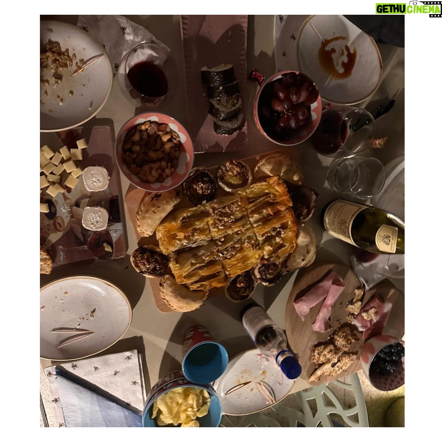 Marianela Núñez Instagram - Un sábado de lujo en casa con gente linda mucha charla,risas,comida rica,michis y creando momentos y recuerdos para no olvidar 🤍🪽 @sabpisacco gracias por armar este encuentro