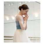 Marianela Núñez Instagram – When you are having the most magical time working on one of the most special roles with a beautiful partenaire and your wonderful coach of many years ✨😌🙏🏻
Thank you @dancersdiary for capturing these moments x