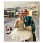 Marianela Núñez Instagram – A little message for @cignol77 🤍 as it really touched me to see you getting so emotional on Friday….and also the build up since last time I saw you last year when you knew this moment was coming.

Dear Luana,even though I don’t know you very well  I have always  been touched by your love,professionalism and respect for our art form since my first guesting with @teatroallascala
Seeing you working in class and rehearsal was always lovely….your commitment and presence was so beautiful to witness and then all this would multiply when i would catch a glimpse of you on stage…
There were moments while i was dancing the Gremin Pas de Deux or moments in Giselle that my eye will go to you….always so present in the moment…it was so clear to see how much you loved being there,your stage and your company.
Seeing you getting so emotional on Friday made me respect you even more…people like you are what theatres need…and i promise everything you gave all these years will always stay around in every corner of this magnificent Opera House
Brava Luana

And another brava to my dear friend @mariacelestelosa for her gorgeous Odette…I am so proud of you!

Las tres somos argentinas 🩵🤍🩵 me salió un momento de #orgullonacional 🤍🙏🏻