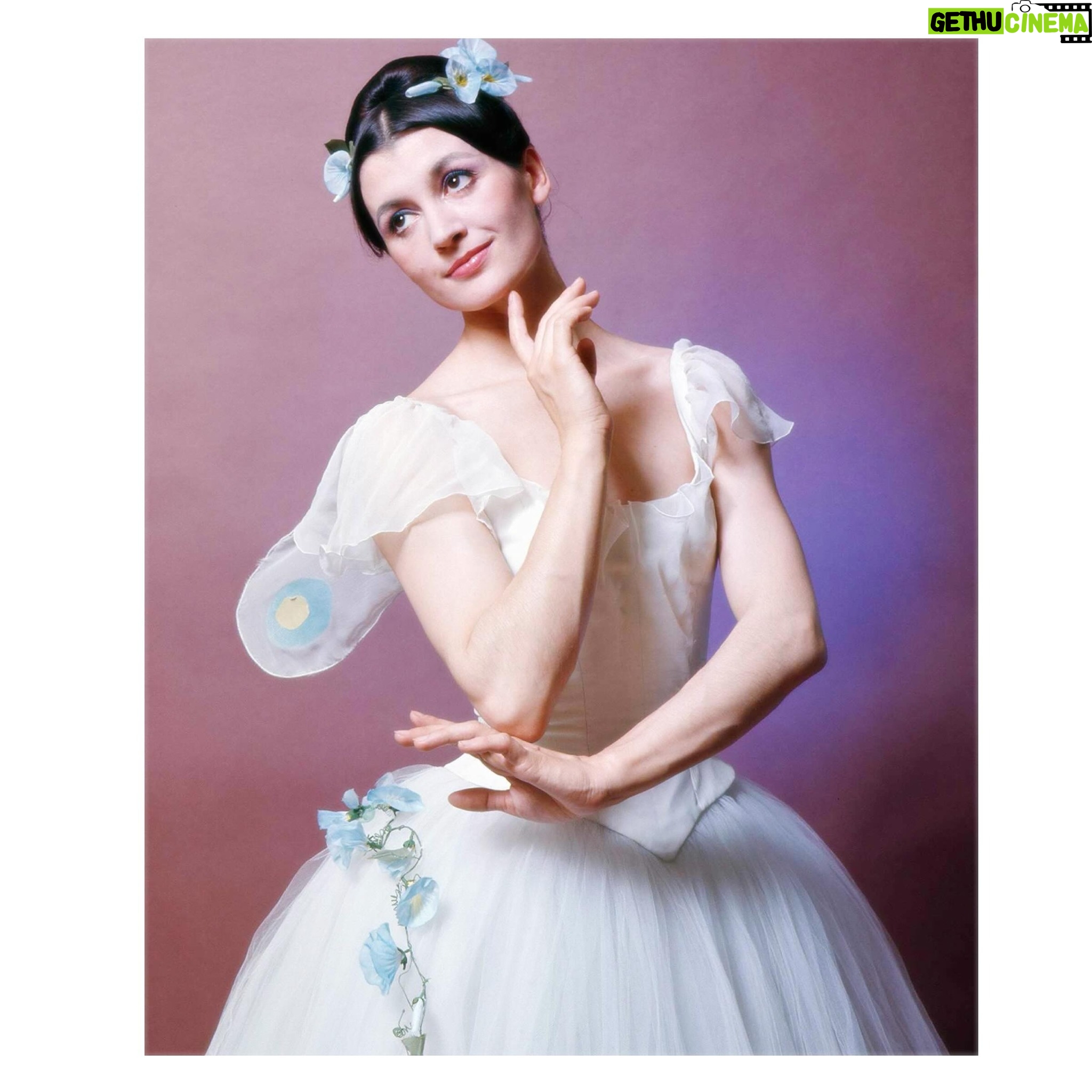 Marianela Núñez Instagram - Que importante es la historia y tradición…para mi ingredientes necesarios para el desarrollo de un artista. Ingedientes que los siento necesario en mi día a día como bailarina…son oxígeno y fuente de inspiración. Ser parte de una noche como la de hoy en un gran templo del arte como el @teatroallascala y celebrando una de las bailarinas más icónicas en el mundo del ballet Carla Fracci es una gran honor…y por sobre un bello recordatorio de lo importante que son estos tributos para mantener vivo todo lo bello que nuestro arte brinda…y mantenerlo vivo y cuidado para seguir creando un futuro con mucha luz ✨ Gracias @manuel.legris por esta invitacion y por tantas otras en estos últimos años 🙏🏻❤️