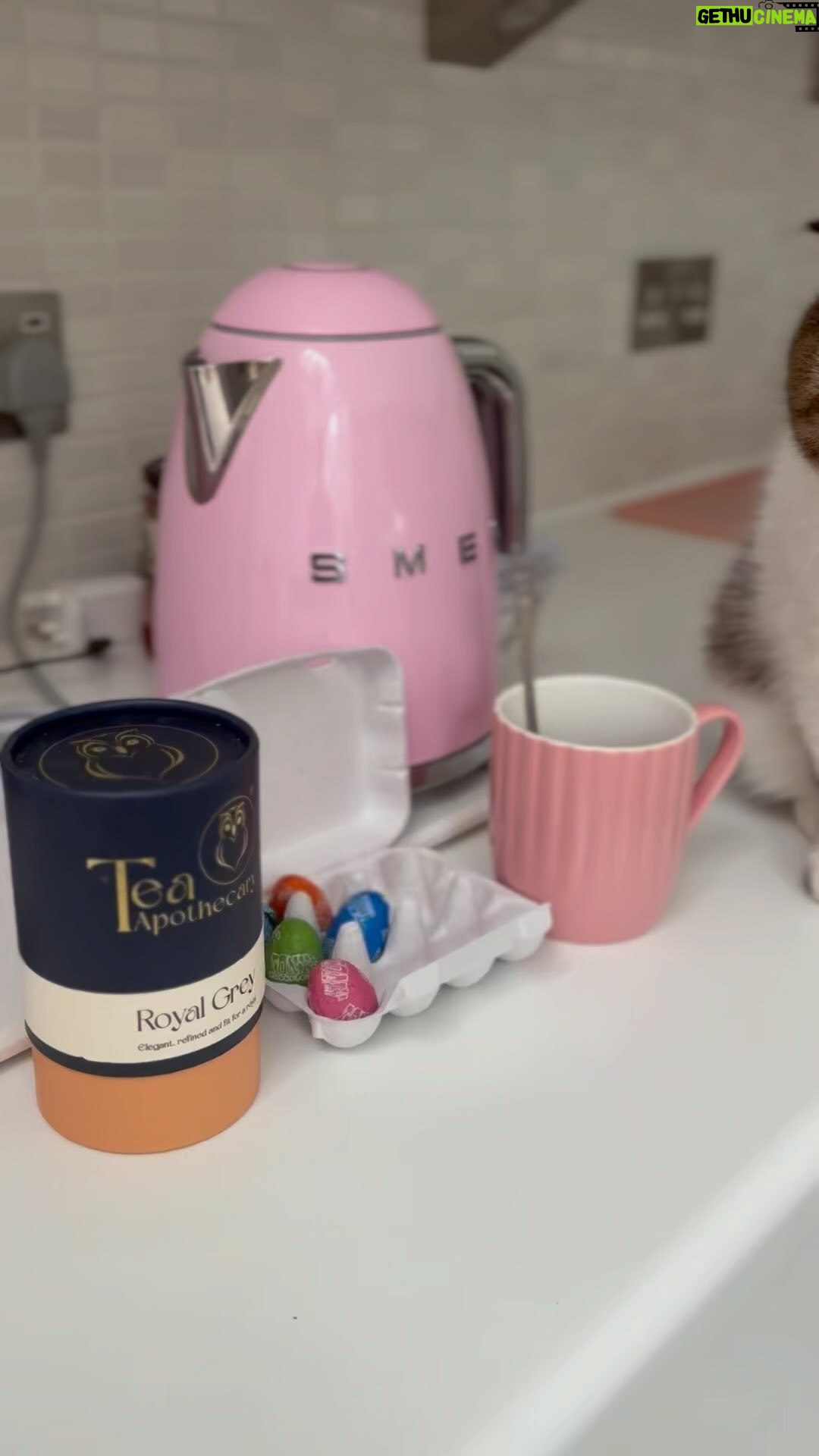 Marianela Núñez Instagram - A quiet and lovely Easter Sunday 🤍😌😻 Thank you @the.teaapothecary for the treats!