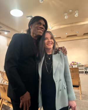 Marianne Williamson Instagram - What a delight to receive a call from the great jazz guitarist Stanley Jordan offering to play at my New Mexico events this week. Last night I spoke in Santa Fe and tonight I will be in Albuquerque. Stanley’s gorgeous music took us to such deep place with ourselves. Later he told me that he feels he is doing with music what I’m doing with politics. If I’m expressing a fraction of the beauty that he is, then I’m grateful.

Enthusiastic crowds and standing ovations are much appreciated and also bittersweet at this point, as you can imagine. I’m clear that continuing to campaign has been the right decision, as we must have the deeper conversations despite the shenanigans of the political media industrial complex. People can still vote for our agenda in every state left where I’m still on the ballot: New Mexico, Oregon, Wyoming, Idaho, Guam, Virgin Islands, Puerto Rico, Maryland, and DC. While those votes won’t win the nomination, they continue to impact the ethers and shine light on the fact that millions of people in America still wish to forge a better way.

I lived in New Mexico 50 years ago for about a year and a half, and it holds a special place in my heart. A lot has changed in 50 years, but the energy has not. There is an enchantment here and I’m feeling it now the way I felt it then.

One day during that time, I was traveling with a friend and up in the sky we saw something incredible: a cloud formation of an undeniable, humongous spread eagle flying across the entire sky. No other clouds. If only we had had a camera … but the picture has stayed with me all these years. It was the most extraordinary thing.

It reminds me to believe in what’s possible. At a time of such sadness, with so many hearts unnecessarily torn, let’s hold on to the sounds of a beautiful guitar, images of clouds that seem to hold messages, and our prayers for a better world.