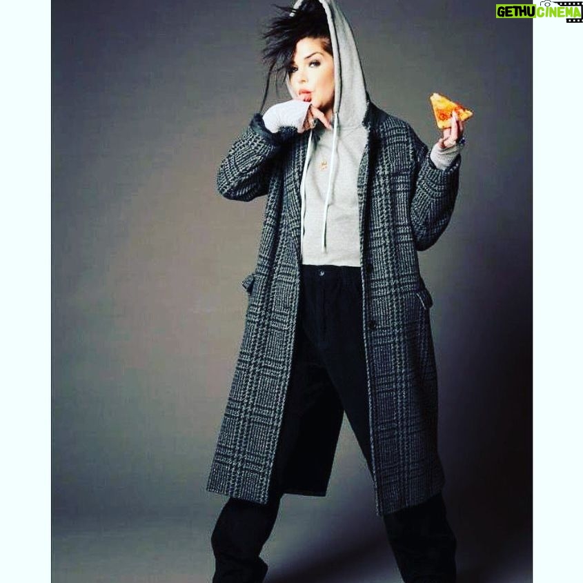 Marie Avgeropoulos Instagram - These funny pizza puns should only be used on a knead to know basis 😜🍕 . . . . . . . Photo @richard_knapp Hair @richardmarin Makeup @garret_gtgervis @petercohenofficial @alanfaye