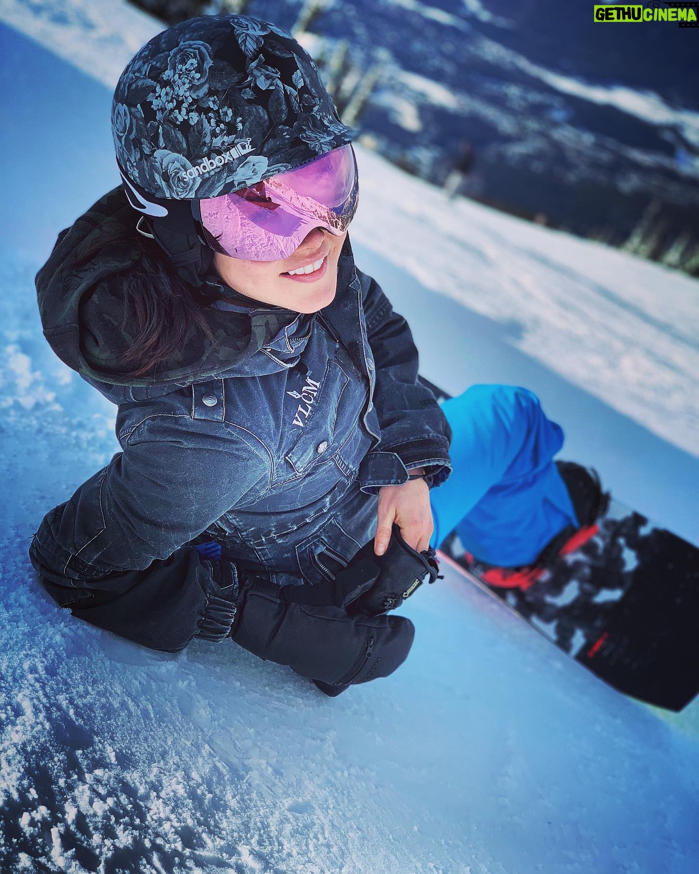 Marie Avgeropoulos Instagram - Good view today and the mountain not bad either 🖤 #girlswhosnowboard #ride #gooutsideandplay @ridesnowboards