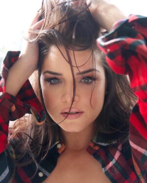 Marie Avgeropoulos Instagram - Plaid mood since 86’ 💃🏻
.
.
.
.
.
.
.
💄@novakaplan 📸 @jamiezekofsky 💈@jennlagron