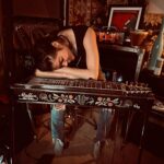 Marie Avgeropoulos Instagram - When chilling on the jam job…. 🎶 @taranovick