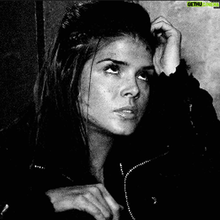 Marie Avgeropoulos Instagram - ....when people tell me Christmas is a relaxing time of year .... #airports #crowds #roads #ohmy 😳