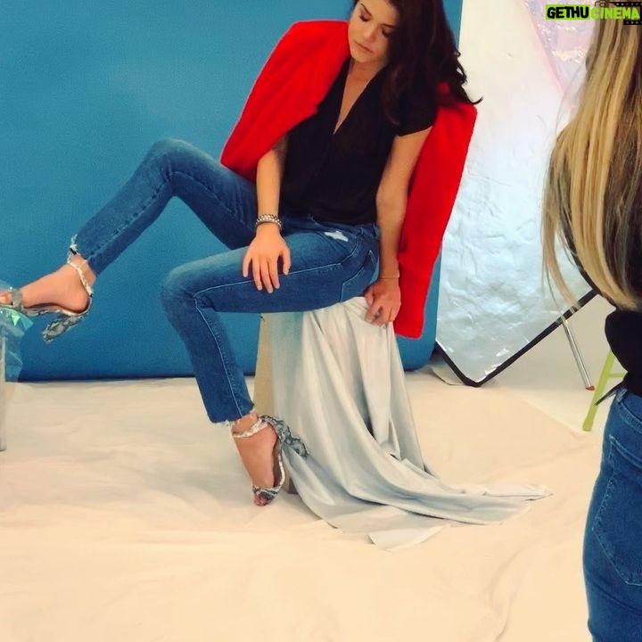 Marie Avgeropoulos Instagram - #WonderWomanBloodlines press day at #NYCC was a blessing and a blast. PINCH me! #Silverswan ’s voice is yours truly, and has some epic battles with Wonder Woman for all you comic book fans out there! Check it out , its available on Blu Ray and iTunes now ! Thanks to all who was involved in this incredible story. @rosariodawson @WickedpissaJD @ConstanceZimmer @amoore9 @IAmCreeSummer @NiaVardalos @mozhanistan @akaWorf @kimberlydbrooks @courtenaytaylor @_samliu_ @jusdog @MairghreadScott @JTuckerAnimator #NYCC #NYCC2019 #NYCC19 #NewYorkComicCon #MarieAvgeropoulos #Interviews #WonderWoman #WonderWomanBloodlines @WBHomeEnt #movies #DCUNIVERSE #silverswan