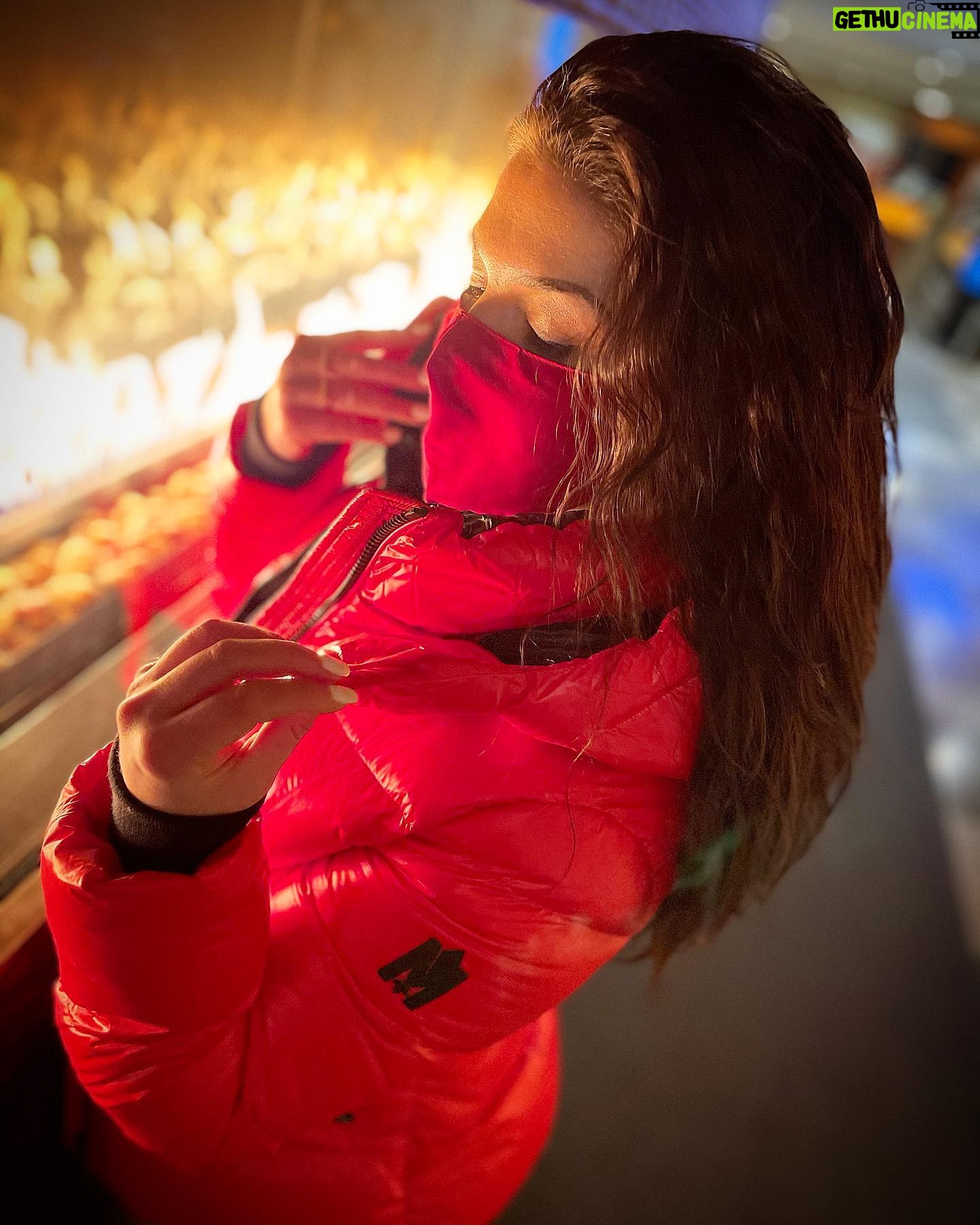 Marie Avgeropoulos Instagram - Stay cozy this season & remember to hold on to whatever keeps you warm inside. Thanks the for fierce coat @mackage #❤️#canadianbrand 🇨🇦🍁#proudcanadian