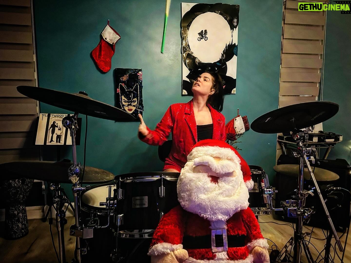 Marie Avgeropoulos Instagram - Rocking into the Xmas spirit be like 🥁❤️ Happy Holidays my friends 💋
