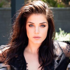 Marie Avgeropoulos Instagram - Merry Christmas my friends , and if you can - don’t get your tinsel in a tangle . 📸Tiziano Lugli Makeup 💄@novakaplan 👑@hairbyruslan 💃🏻@brvndo 
Photo assist @stevebuscemieyez 
Styling assist @art.hunterr 💋thank you ✌🏼@charlottelubert @garymantoosh