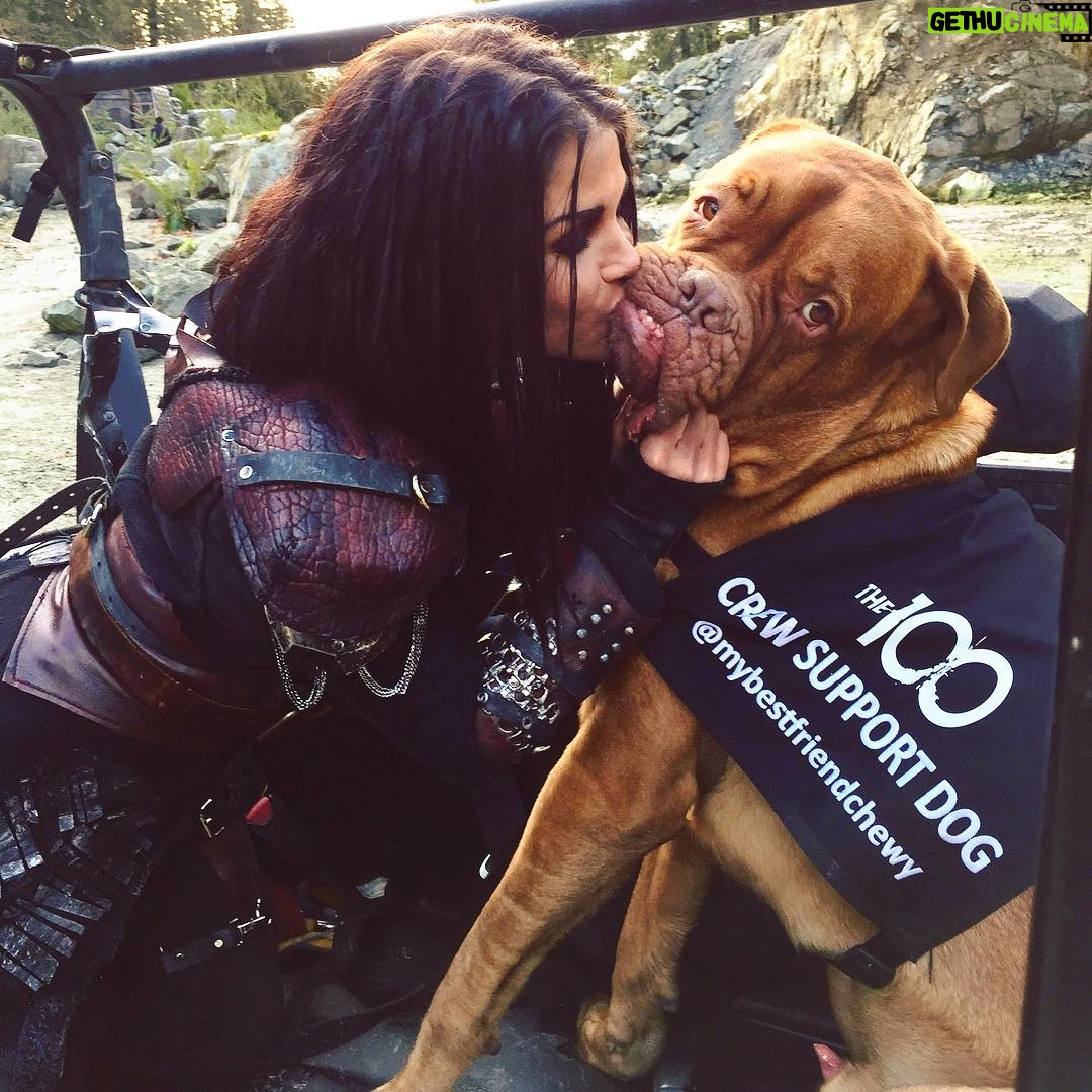 Marie Avgeropoulos Instagram - ......& Octavia’s season 5 love interest is .... @mybestfriendchewy . #duh #the100 #the100season5