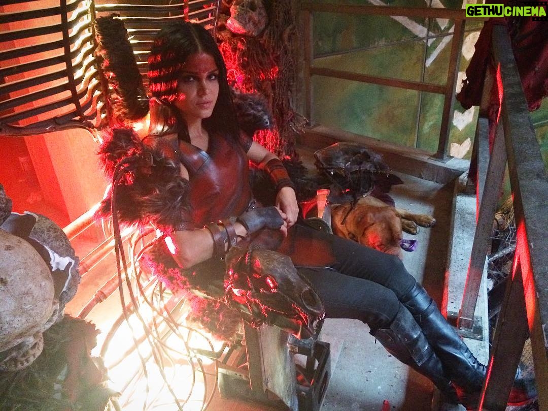 Marie Avgeropoulos Instagram - 🎬BTS Bloodreina sitting w/@mybestfriendchewy plotting bunker survival. Maybe lunch. 🤔 #the100 #behindthescenes