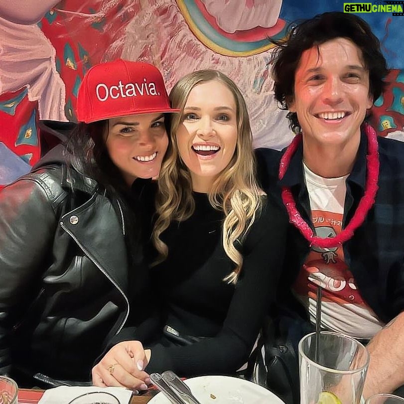 Marie Avgeropoulos Instagram - The band is back together #the100
