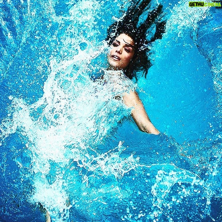 Marie Avgeropoulos Instagram - Some days I wonder .... 🤔 what did the beaver think after she slipped in the water ? “ DAM IT!!!” 😁 . . . . . #punnyjokes #pun #laugh #😁 #jokes
