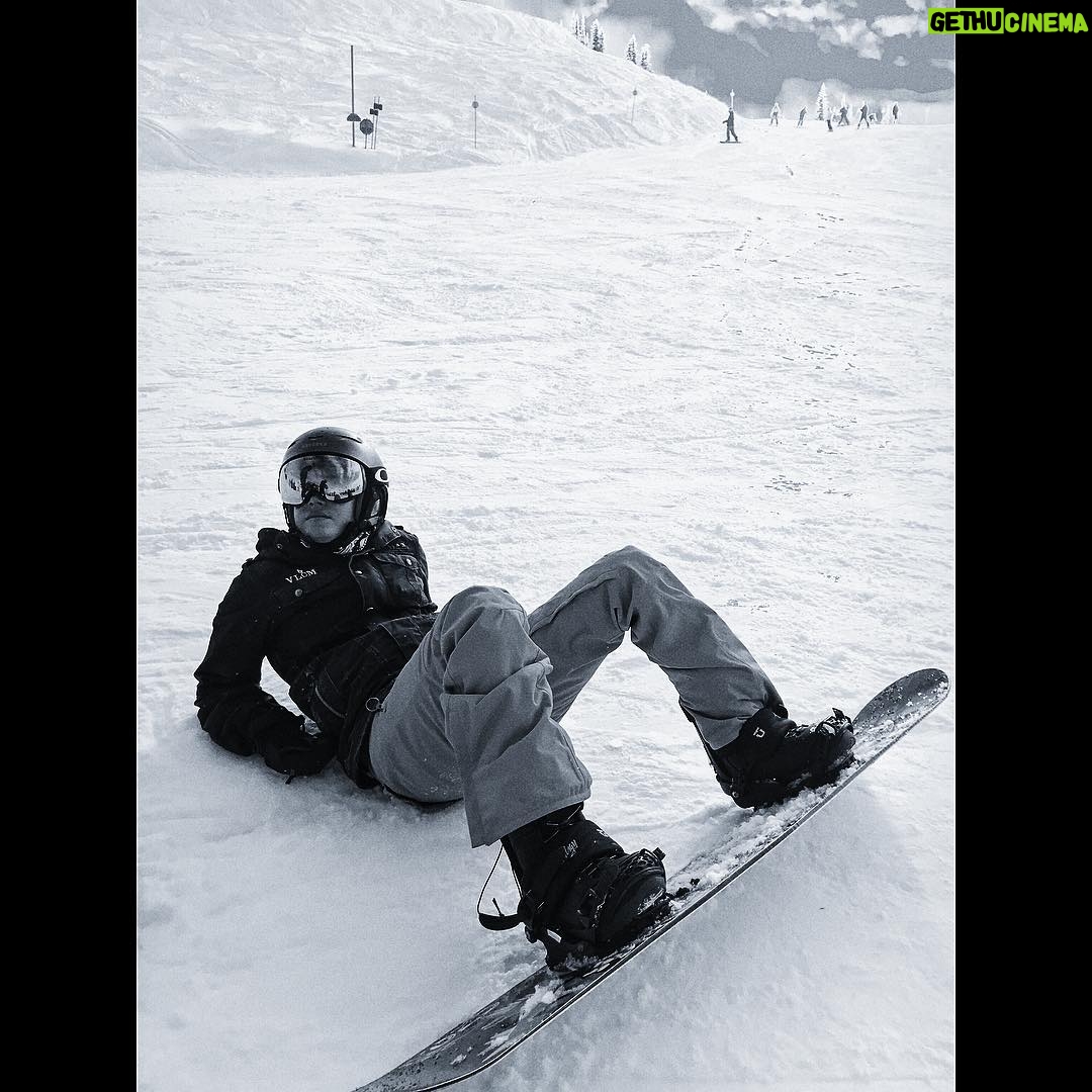 Marie Avgeropoulos Instagram - Just go outside & #breathebitch #i🖤whistler #girlswhoshred 👊🏼