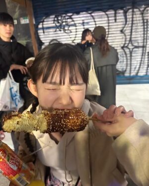 Marina Nagasawa Instagram - とにかく食べて飲んだ夜市🇹🇼
締めのラーメンまで完璧だった🍜
めちゃくちゃ楽しかったなぁ
またみんなで行きたい🥰🥰

ストゼロ辞めているけど旅行はOKのマイルール🙆‍♀️笑

#士林夜市
#台湾
#我愛台灣 
#我愛妳
