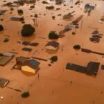 Marina Ruy Barbosa Instagram - Sem palavras para descrever as imagens do desastre que afeta a população do Rio Grande do Sul. Sigo procurando formas de ajudar, não apenas doando, mas buscando entender todas as necessidades que essas pessoas precisam nesse momento - a única certeza que tenho é que não podemos esperar. São vidas interrompidas, sonhos perdidos e um cenário de muita dor e tristeza. Faço aqui um apelo a todos que me acompanham para promover os meios de auxílio à essas vítimas - que pode ser feito em dinheiro, suprimentos, auxílio médico ou psicológico. Hoje é possível ajudar de diversas formas, inclusive fazendo doações em pontos de coleta em todo o Brasil - procure o ponto mais próximo à você para contruibuir com roupas, itens de higiene pessoal, colchões, cestas básicas, ração animal, cobertores, toalhas e água potável. Inclusive, se você é dos estados de São Paulo, Santa Catarina ou Paraná, procure a unidade do Correios mais próxima e ajude como puder. Nenhuma doação é pequena demais! Todo meu apoio e respeito pela @cufabrasil @cufars, por todo trabalho e dedicação em auxiliar os afetados. CONTRIBUA PELO PIX doacoes@cufa.org.br Ou doe em um dos pontos: Rio de Janeiro Sede da CUFA RJ Rua Francisco Batista, 01 - Madureira - Embaixo do Viaduto de Madureira CUFA COMPLEXO DA PENHA Estrada José Rucas, 1266 - Penha, Rio de Janeiro BAHIA Salvador Rua Rio Madeira n 19-E. CEP 40.713.315. Bairro Itacaranha CEARÁ SEDE CUFA CEARÁ Rua Regina de Fátima, 3821 - Passare CUFA SEDE POÇO DA DRAGA Rua Gerson Gravdol 106 Centro SANTA CATARINA Florianópolis Rua Desembargador José Roberto Guilhon, 70 Coloninha Vamos juntos nessa!