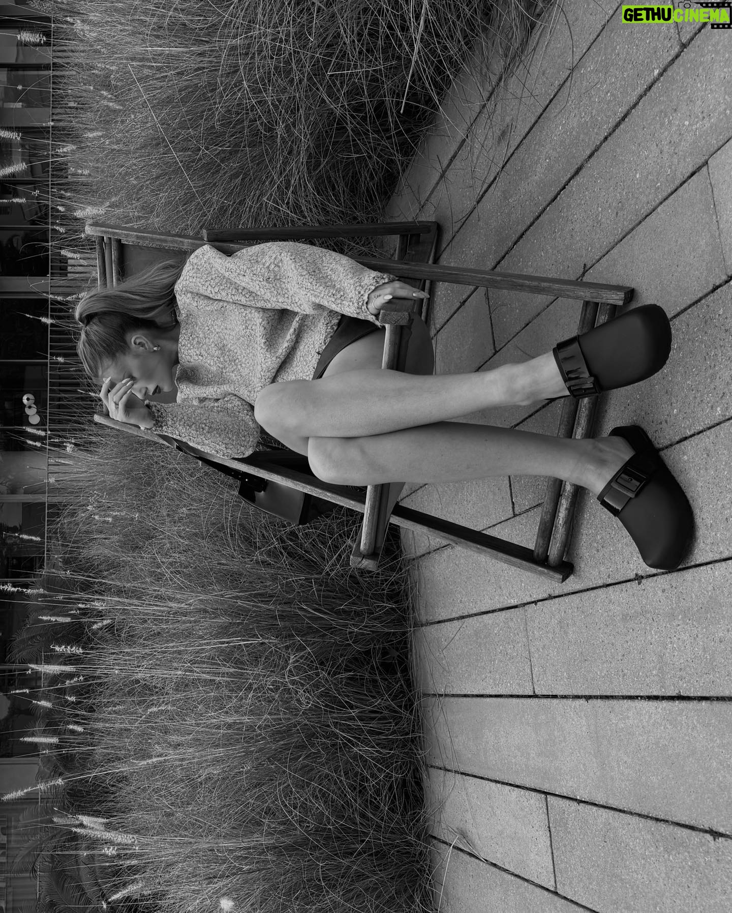Marina Ruy Barbosa Instagram - cozyy 🖤 já me sinto pronta com minha @melissaoficial cozy clog. inclusive, já aproveitei para garantir o presente da minha mãe - fica a dica!
