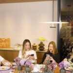 Marina Ruy Barbosa Instagram - Esse ano a gente completa 20 anos de amizade. E desde pequenas sempre tivemos conversas abertas com nossas verdadeiras melhores amigas: Nossas MÃES. É tão bom poder reunir nossa família em volta da mesa @casacosta pra compartilhar todas as nossas experiências! E em homenagem a elas que sempre estão do nosso lado, com esse amor incondicional, as comemorações já começaram! Ps: a camiseta é edição especial de dias das mães @shopginger :)