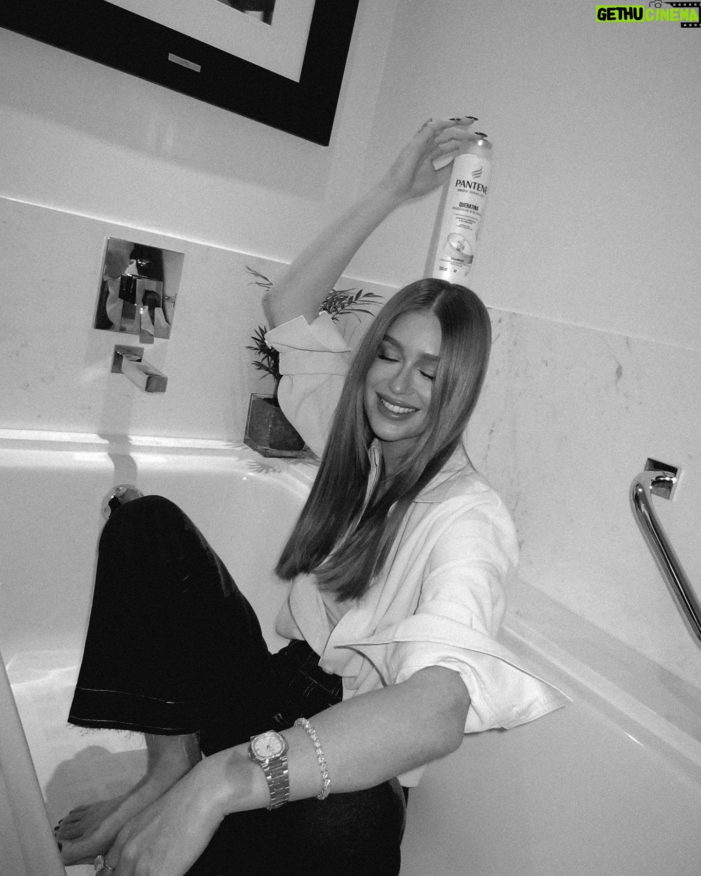 Marina Ruy Barbosa Instagram - pov: você descobrindo o segredo para ter um cabelo blindado e sem frizz. 🫧🛀 @pantenebrasil sempre na minha rotina de autocuidado #publicidade
