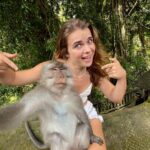 Marina Yers Instagram - De Photoshop nada aquí se le paga un sueldo a los monos por cada cosa que hacen, como tomarse esta selfie 🤳😏 #monkeyforestbali #monkey #selfiewithmonkey