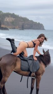 Marina Yers Instagram - Siempre jugándomela 🤪 gracias @horse.bali por invitarnos (pronto veréis pedazo de vídeo pa YT de que podéis hacer los turistas x aki pa aprovechar a full) Pd la voz es de @dorothycolladoo la vamos a dejar q me encanta 😳