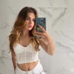 Marina Yers Instagram – ¿Que piensas hacer en Año Nuevo? ¿Algo diferente a lo que llevas haciendo año tras año? Emborrachándote, drogándote y celebrando un día que es SIN MÁS porque tampoco has hecho nada increíble durante este año como para celebrarlo…

Piénsalo, pensar no es difícil, de verdad. Yo lo máximo que haré será dar de comer a un gato que recogí de la calle, grabar un vídeo para YouTube reflexionando sobre donde pasé mis Años Nuevos anteriores y poco más. 

No tengo nada que celebrar, no soy la persona que admiro y respeto todavía. Y aunque lo fuera lo último que haría sería ir a celebrarlo con una copa