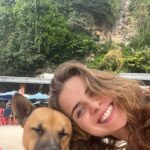 Marina Yers Instagram – Aquí varías fotos random: 
1. En la playa donde Julia Roberts hizo una película 
2. Otra igual pero   de cerca jeje 
3. Un perrito 🐶 sin dueño conmigo
4. Me puse mi mejor bikini (el color azul me encanta) 
5.  un animalito en @balizoo 
6. Tenéis que venir al Bali Zoo es INCREÍBLE 
7. Toqué un elefante por primera vez 
8. Me estaba riendo de los nervios que me daba tocarlo 
9. Una de guapa retocadisima por el Face App (bueno tampoco es pa tanto) 
10. Una foto con mi madre 😍😍😍