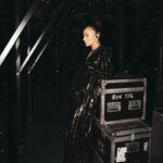 Marina Zhadan Instagram - Я всю жизнь опираюсь на свои травмы. И по ним поднимаюсь вверх. Наверное, оттого так сильно удивляюсь, когда вижу тех, кого они задели острыми углами. Чтобы твои собственные зеркала впивались в тебя осколками, - их сначала нужно разбить. Вот главная ошибка, которую совершают многие люди.🖤