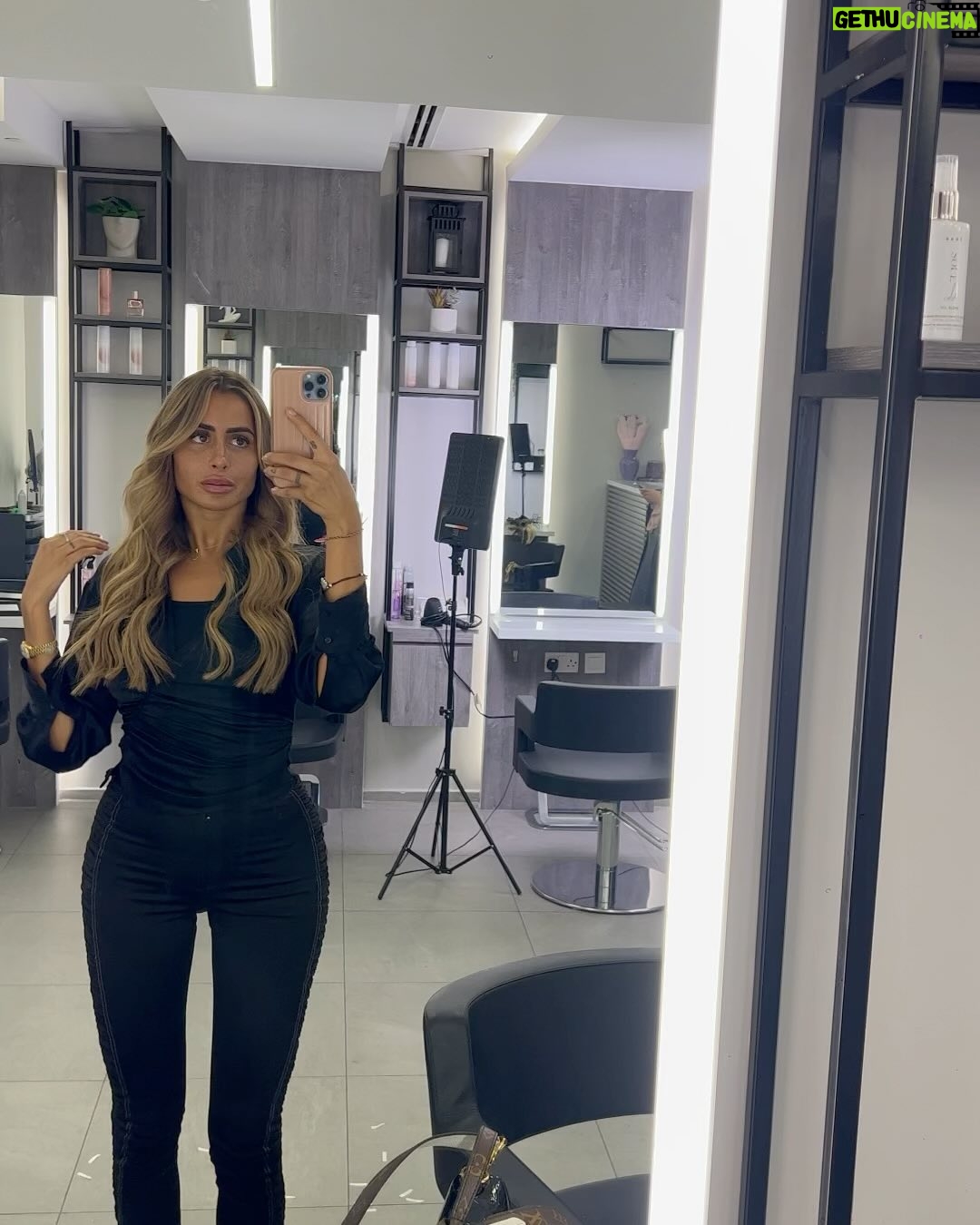 Marine El Himer Instagram - Après plus de 9h chez le coiffeur voici ma transformation capillaire 😃 Merci à @mehmet.samann pour sa patience, son professionnalisme,son soucis du détail et surtout de m’avoir supporter 🤭 •ceci n’est pas une collaboration commerciale ( quand un travail est satisfaisant il faut le dire ! 🫰🏽✔️ #hair #love #photooftheday #transformation